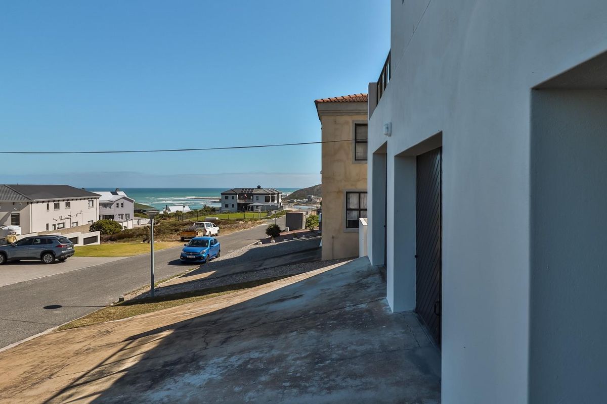 Modern 4 Bedroom coastal home with panoramic ocean views in Struisbaai - Photo 4