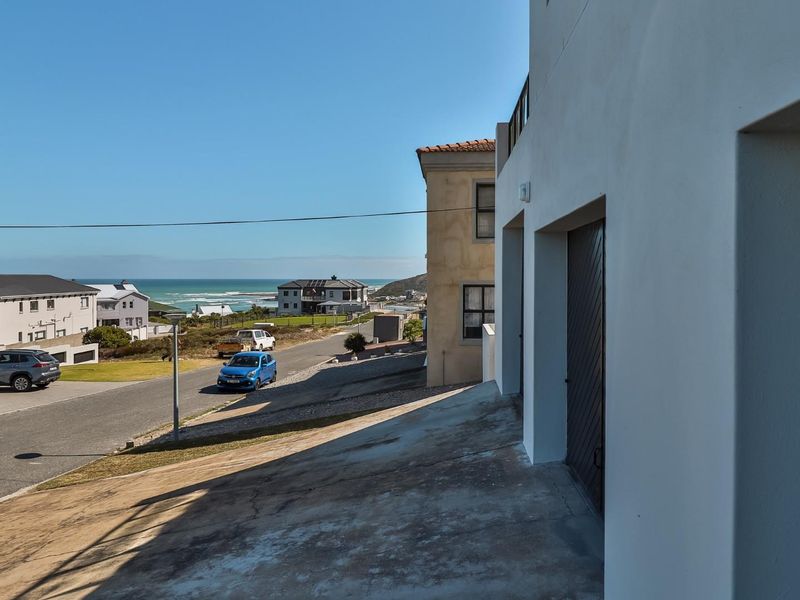 Modern 4 Bedroom coastal home with panoramic ocean views in Struisbaai - Photo 4