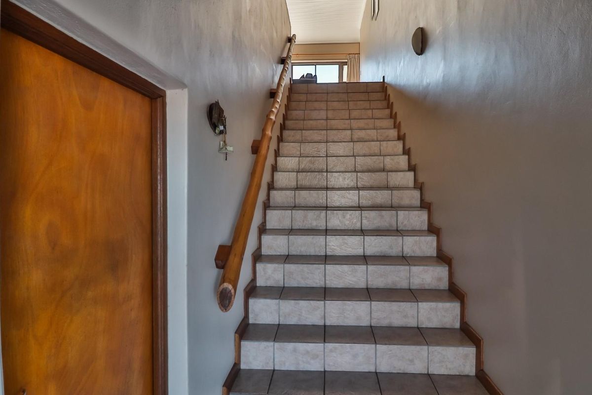 Modern 4 Bedroom coastal home with panoramic ocean views in Struisbaai - Photo 5