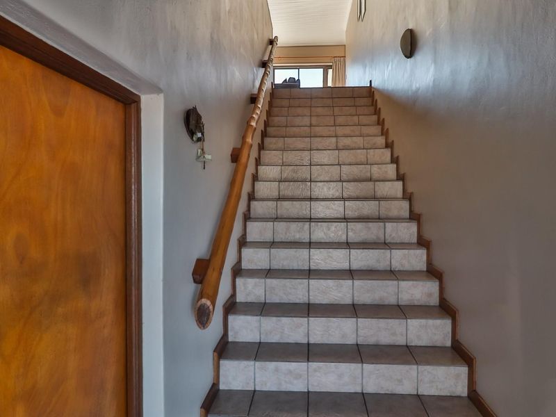 Modern 4 Bedroom coastal home with panoramic ocean views in Struisbaai - Photo 5