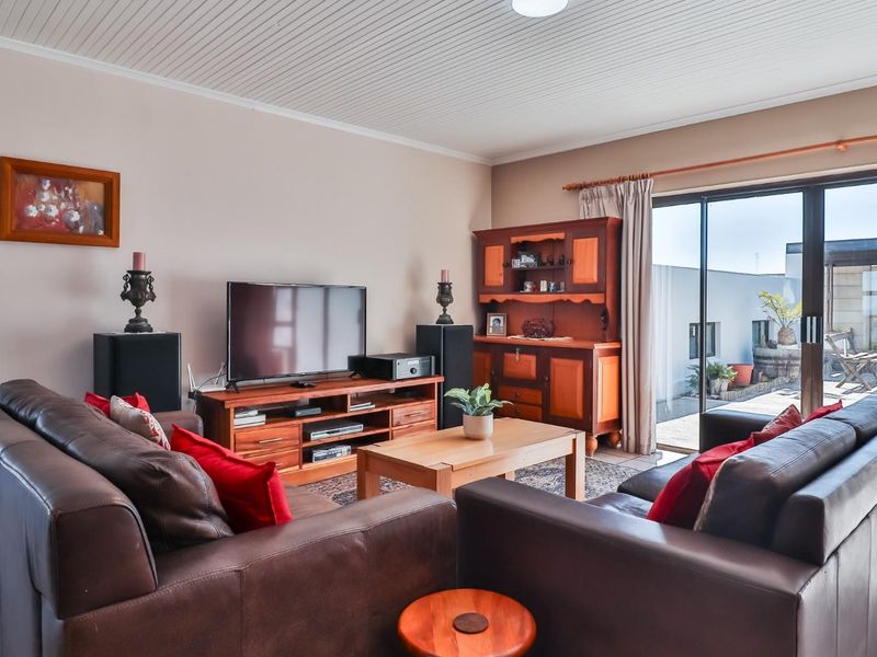 Modern 4 Bedroom coastal home with panoramic ocean views in Struisbaai - Photo 7