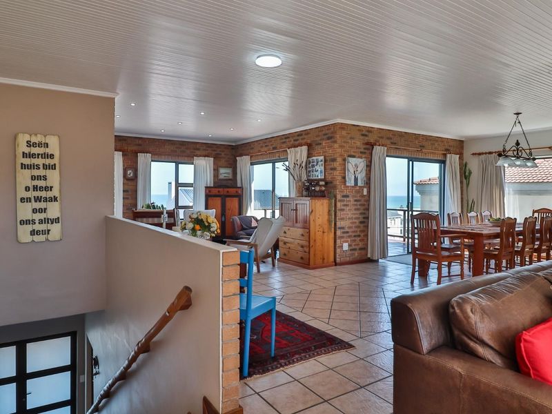 Modern 4 Bedroom coastal home with panoramic ocean views in Struisbaai - Photo 6
