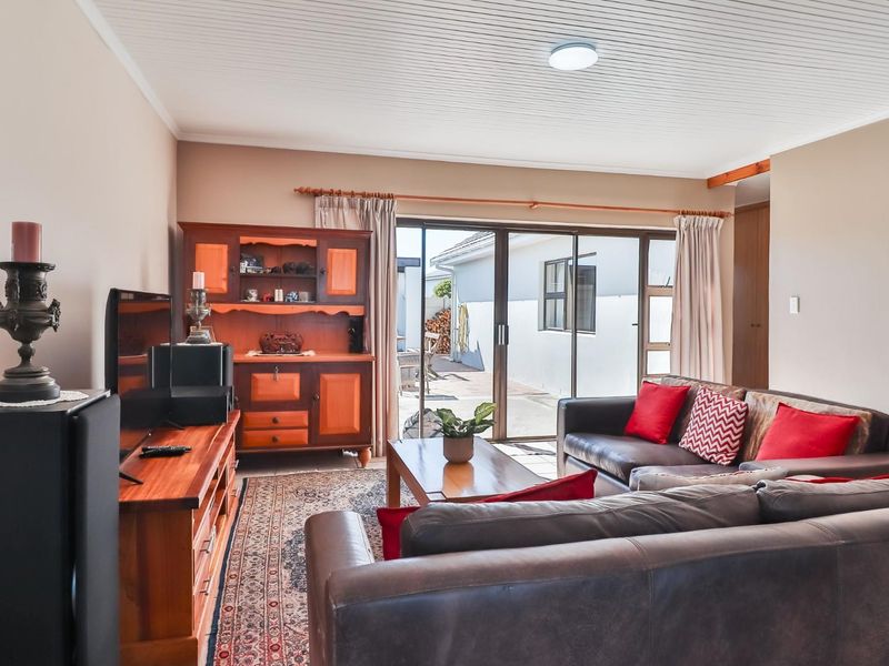 Modern 4 Bedroom coastal home with panoramic ocean views in Struisbaai - Photo 10