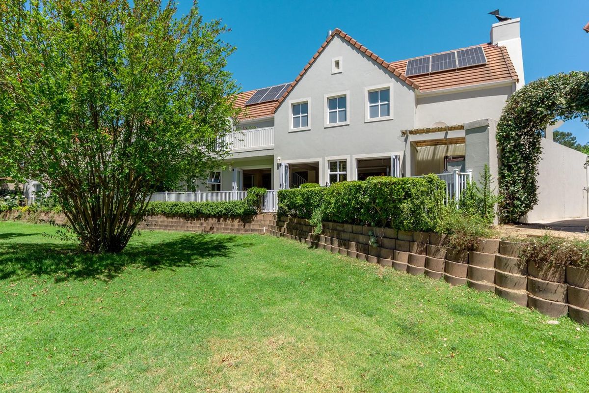 Modern  Elegence with golf course views - Photo 2