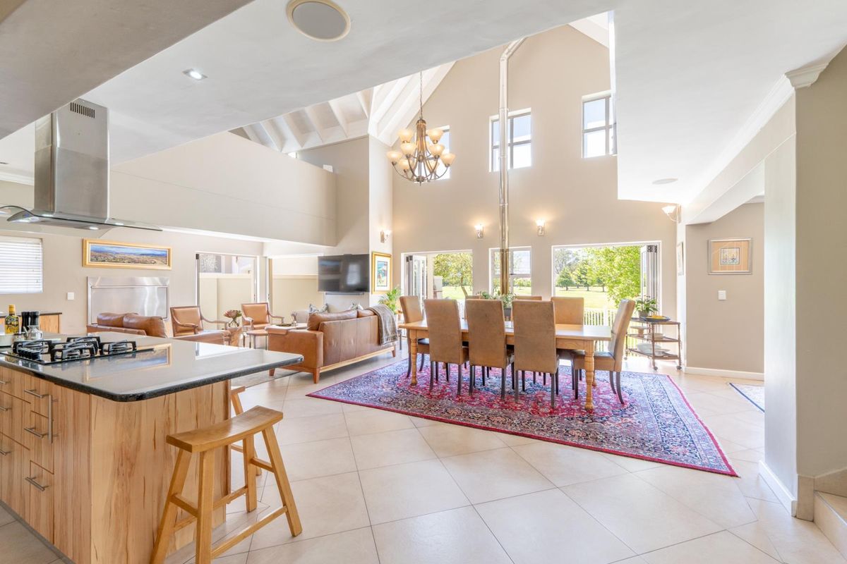 Modern  Elegence with golf course views - Photo 4