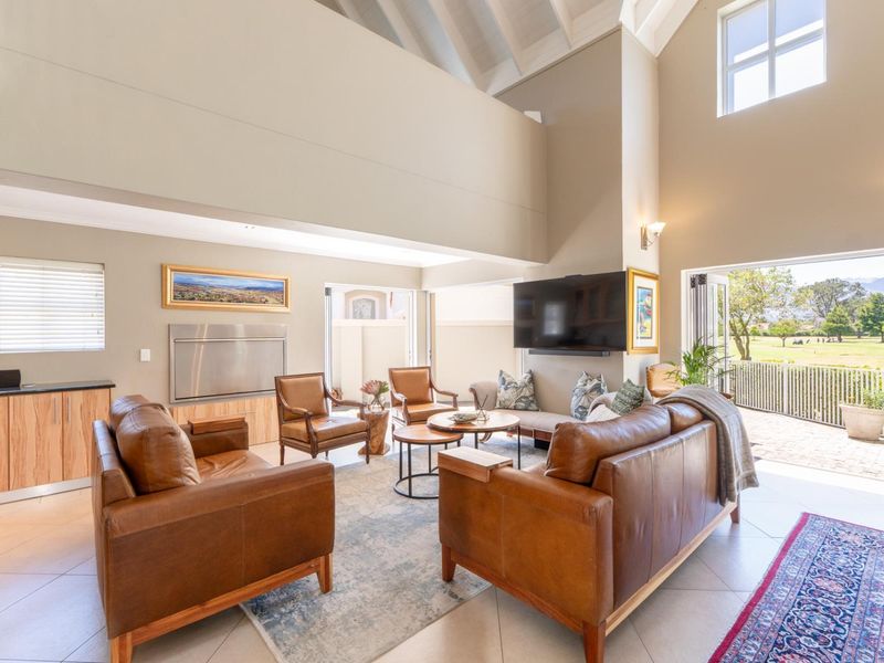 Modern  Elegence with golf course views - Photo 10