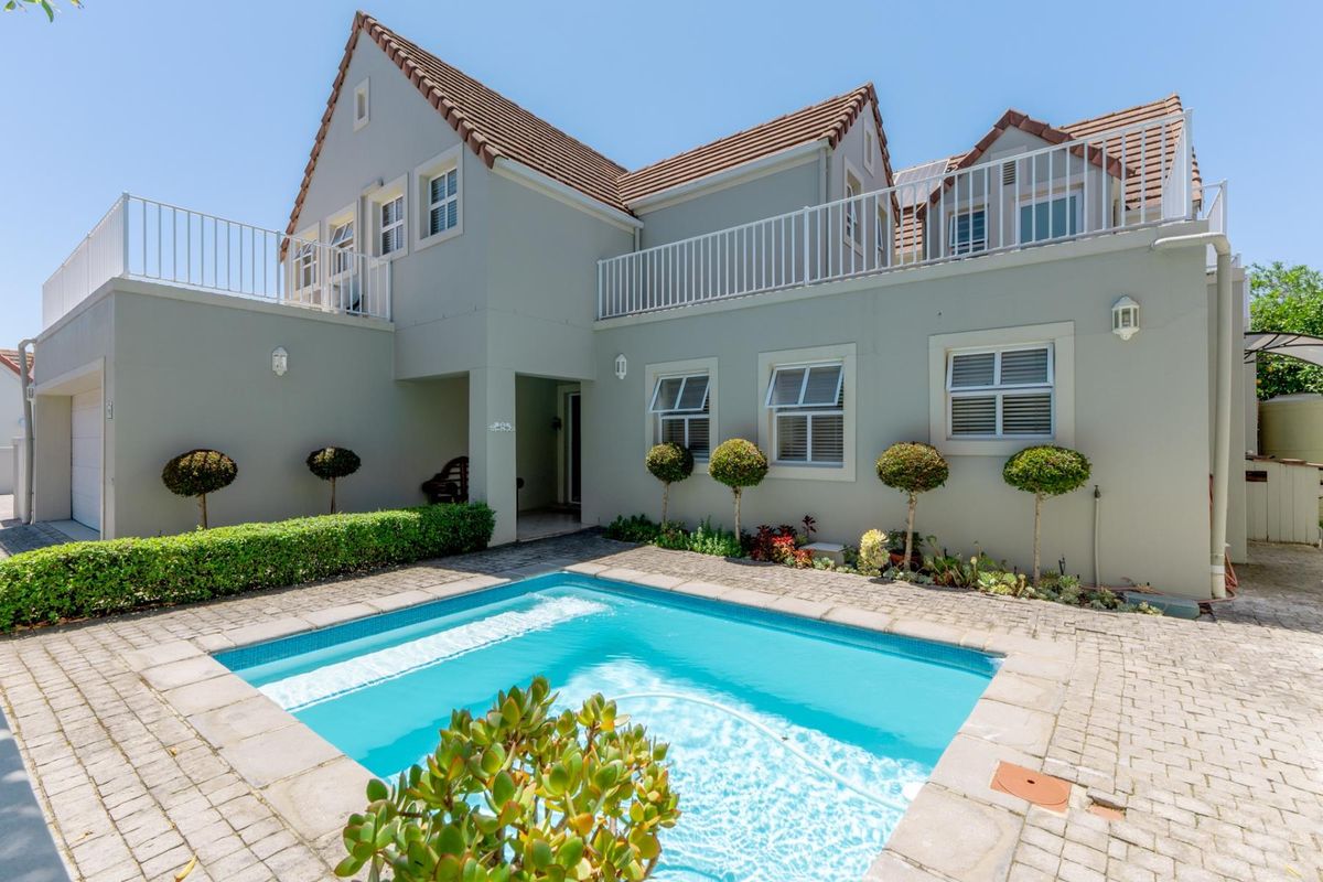 Modern  Elegence with golf course views - Photo 3