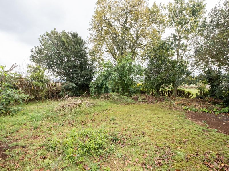 Charming 3-Bedroom Family Home with Outbuilding - Photo 10