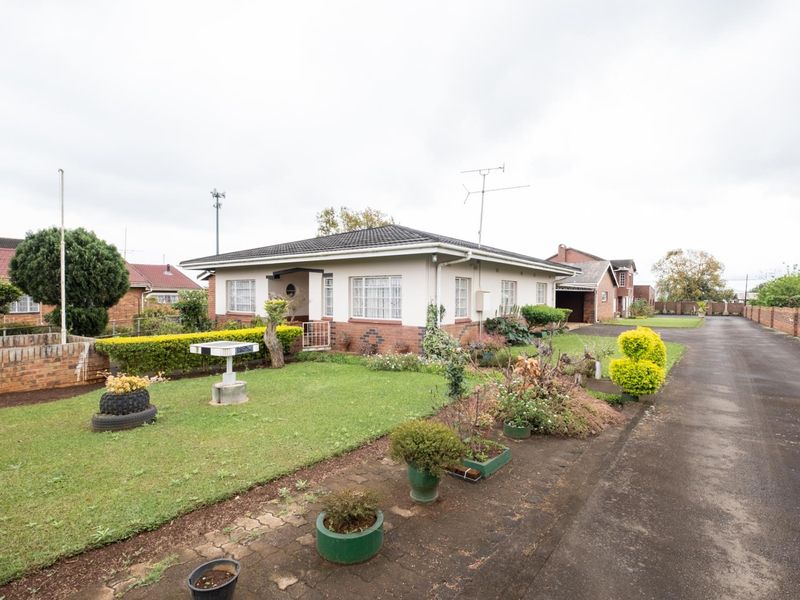 Charming 3-Bedroom Family Home with Outbuilding - Photo 1