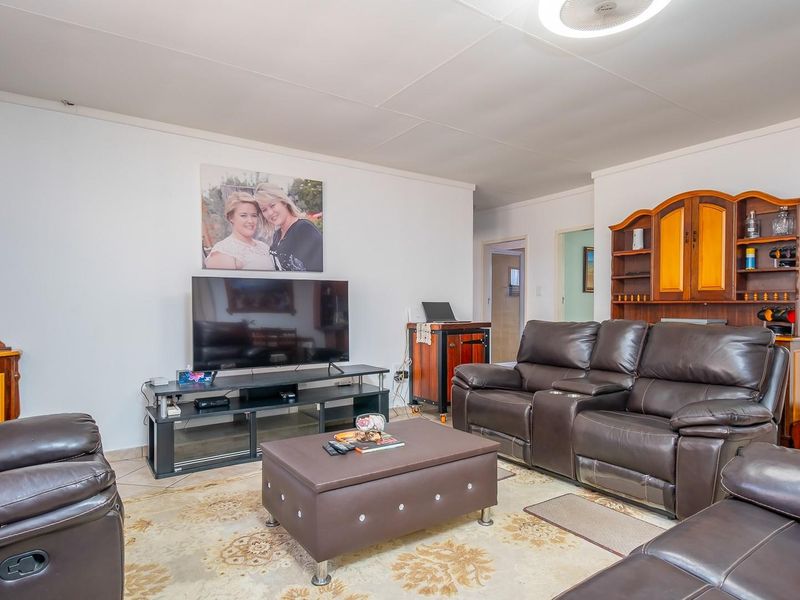 Neat and Spacious Three Bedroom Townhouse for Sale - Photo 4