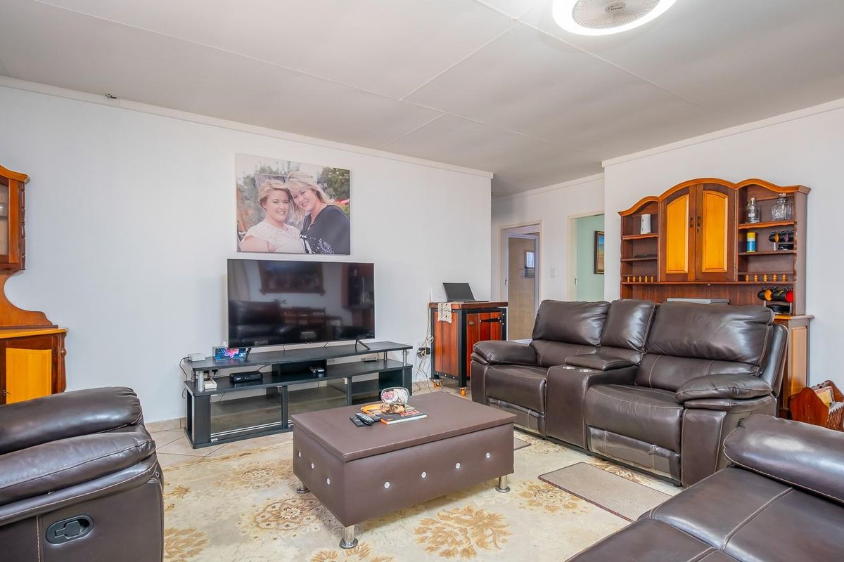 Neat and Spacious Three Bedroom Townhouse for Sale - Photo 4