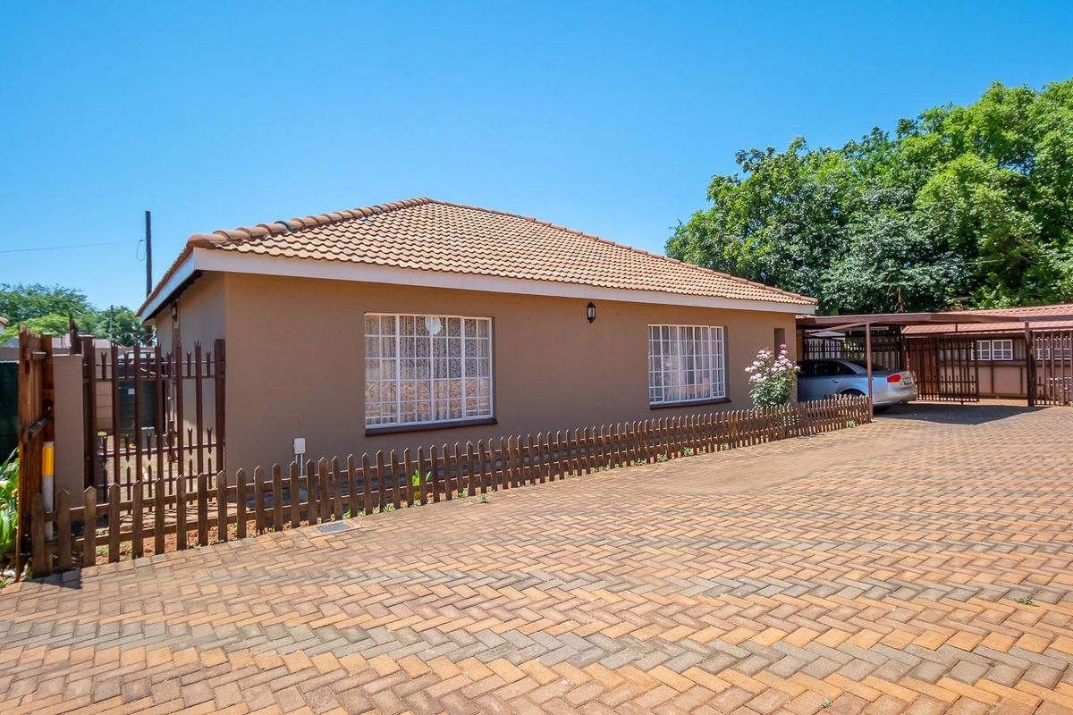 Neat and Spacious Three Bedroom Townhouse for Sale - Photo 2