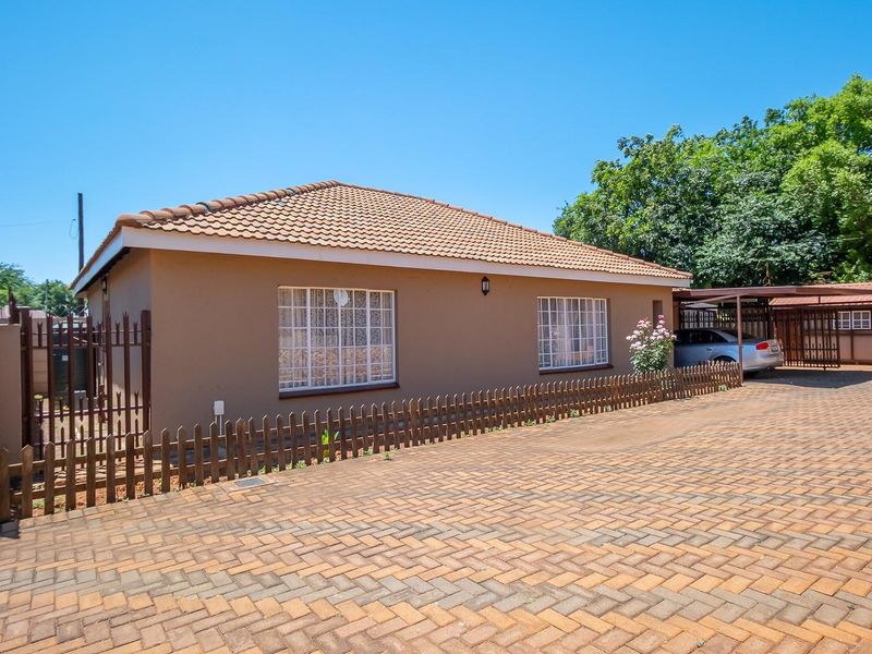 Neat and Spacious Three Bedroom Townhouse for Sale - Photo 2
