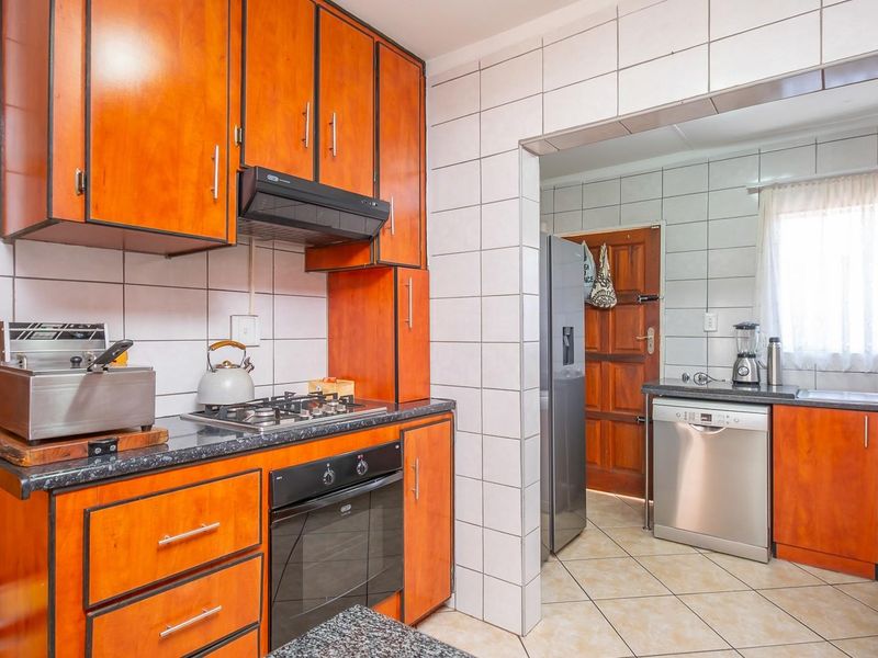 Neat and Spacious Three Bedroom Townhouse for Sale - Photo 9