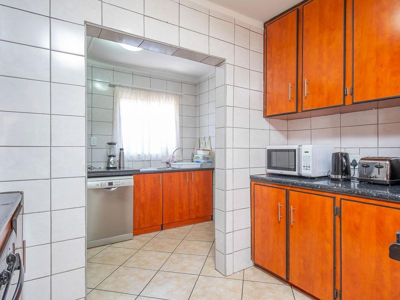 Neat and Spacious Three Bedroom Townhouse for Sale - Photo 8