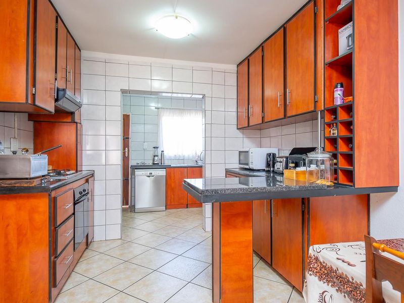 Neat and Spacious Three Bedroom Townhouse for Sale - Photo 7