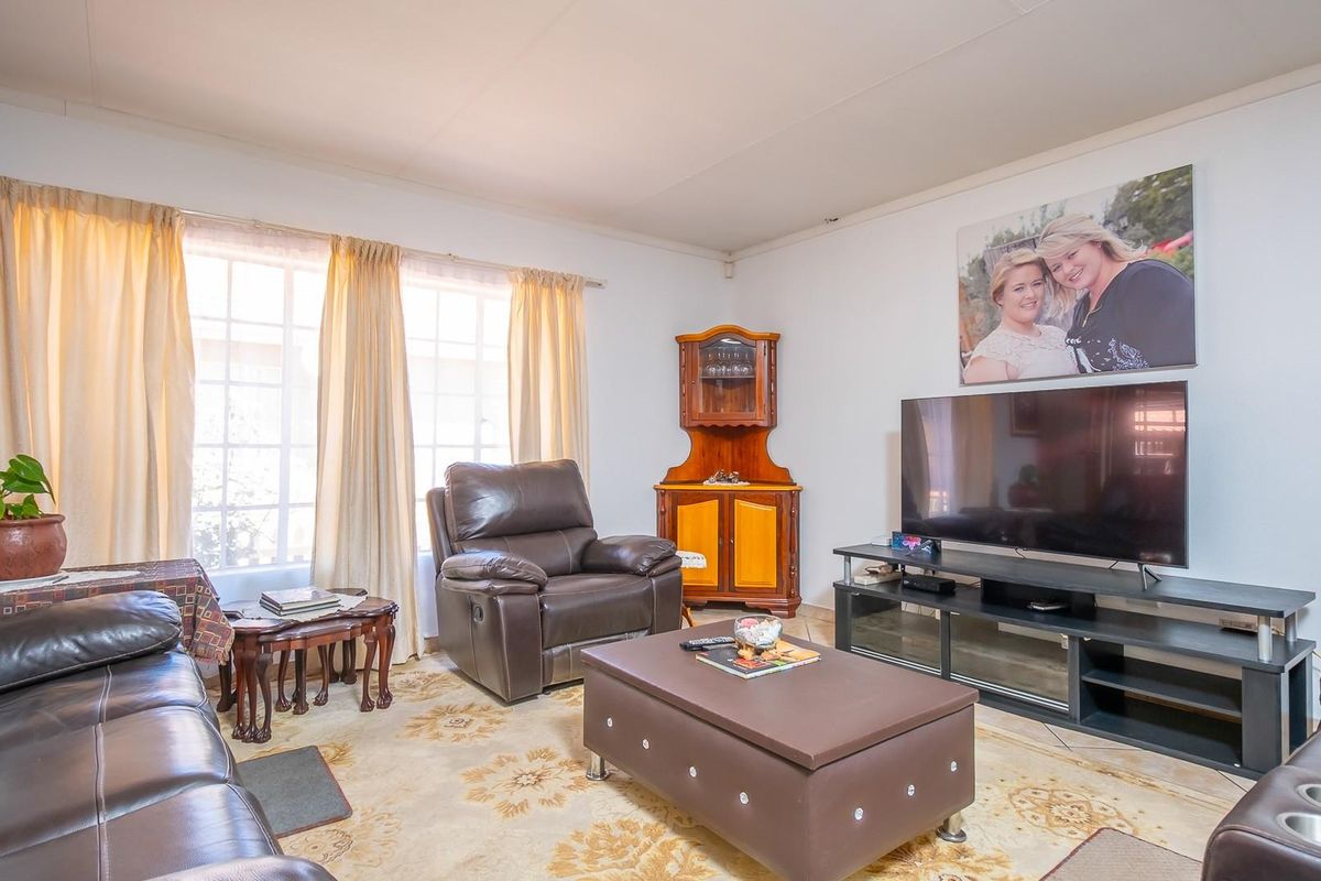 Neat and Spacious Three Bedroom Townhouse for Sale - Photo 3