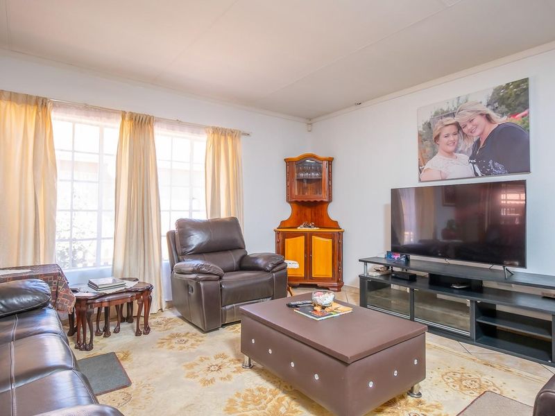 Neat and Spacious Three Bedroom Townhouse for Sale - Photo 3