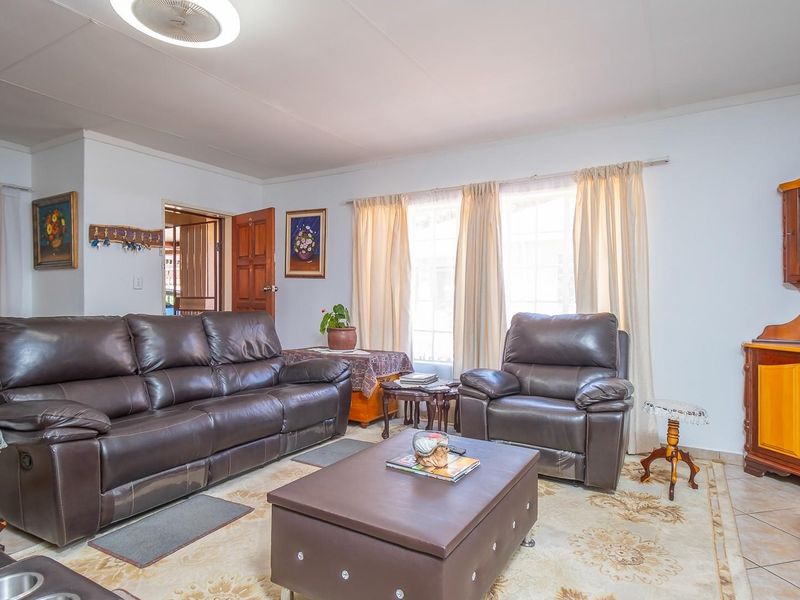 Neat and Spacious Three Bedroom Townhouse for Sale - Photo 5