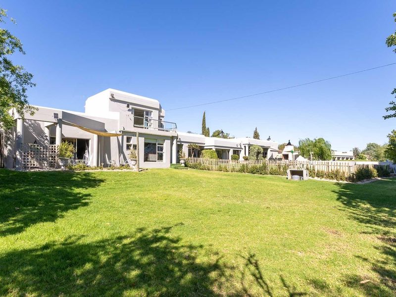 Small Holding with Operational Guest Accommodation and Irrigation outside Riversdal - Photo 1