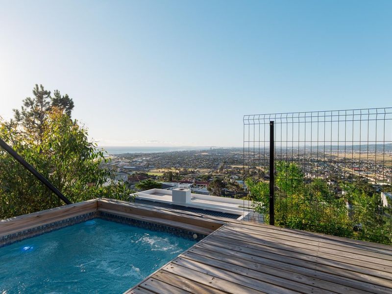 Exceptional 6-Bedroom Home with Breathtaking Views in Gordons Bay - Photo 3