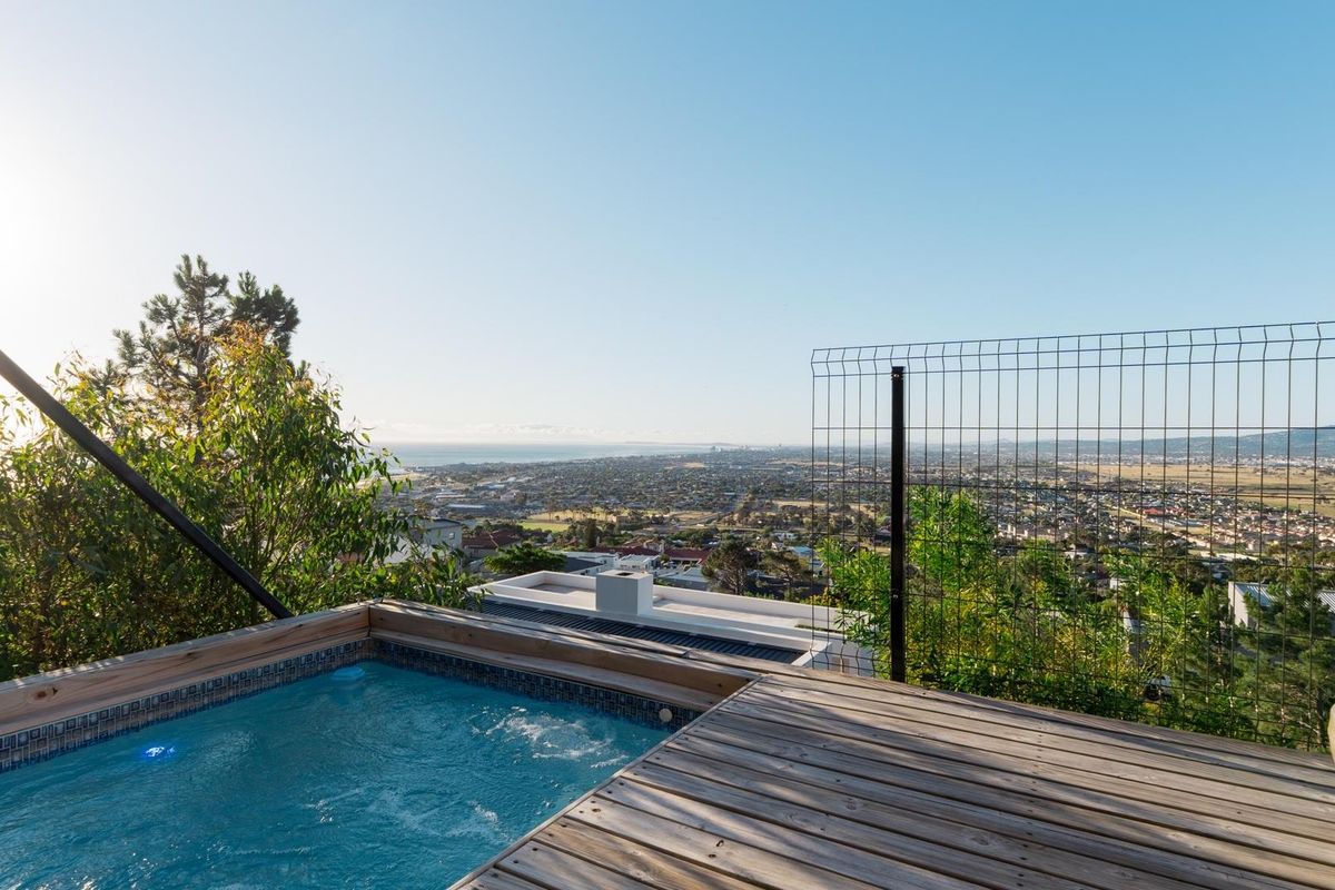 Exceptional 6-Bedroom Home with Breathtaking Views in Gordons Bay - Photo 3