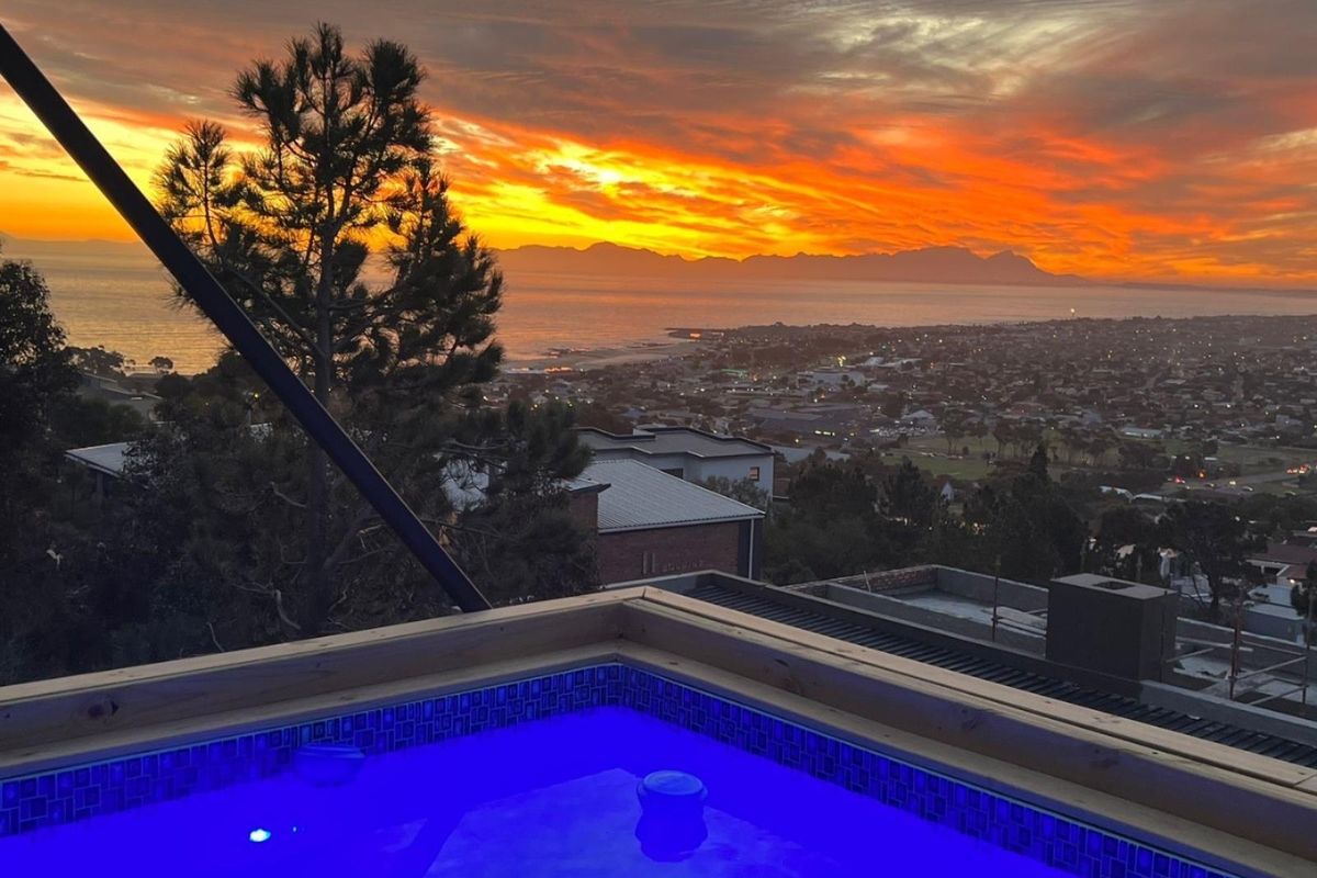 Exceptional 6-Bedroom Home with Breathtaking Views in Gordons Bay - Photo 5