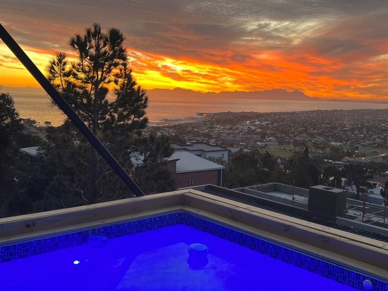 Exceptional 6-Bedroom Home with Breathtaking Views in Gordons Bay - Photo 5