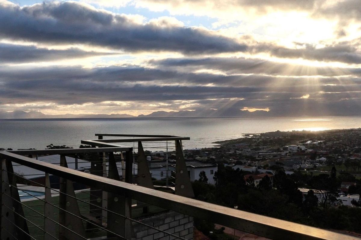 Exceptional 6-Bedroom Home with Breathtaking Views in Gordons Bay - Photo 4