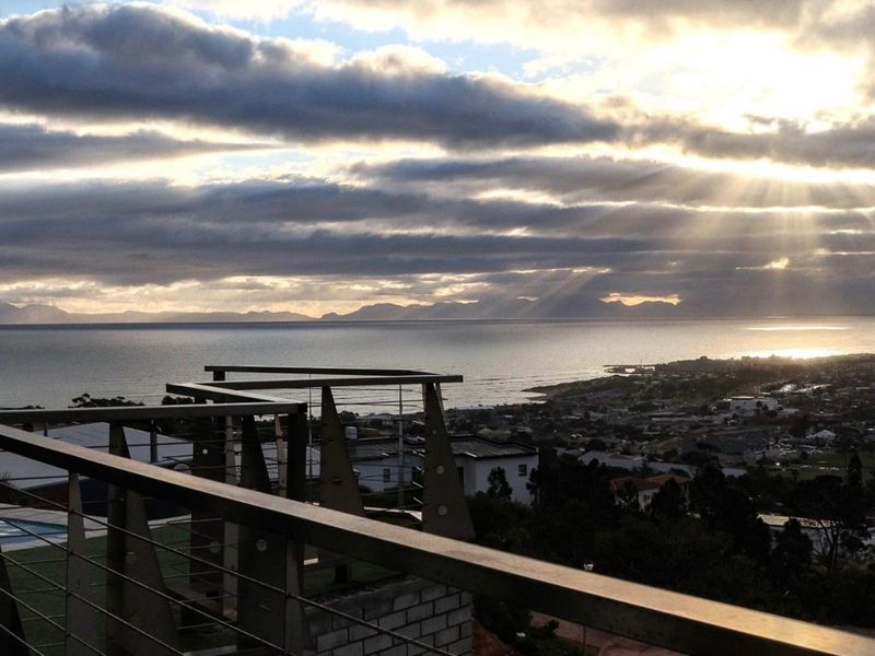 Exceptional 6-Bedroom Home with Breathtaking Views in Gordons Bay - Photo 4