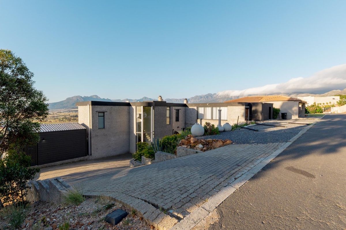 Exceptional 6-Bedroom Home with Breathtaking Views in Gordons Bay - Photo 2