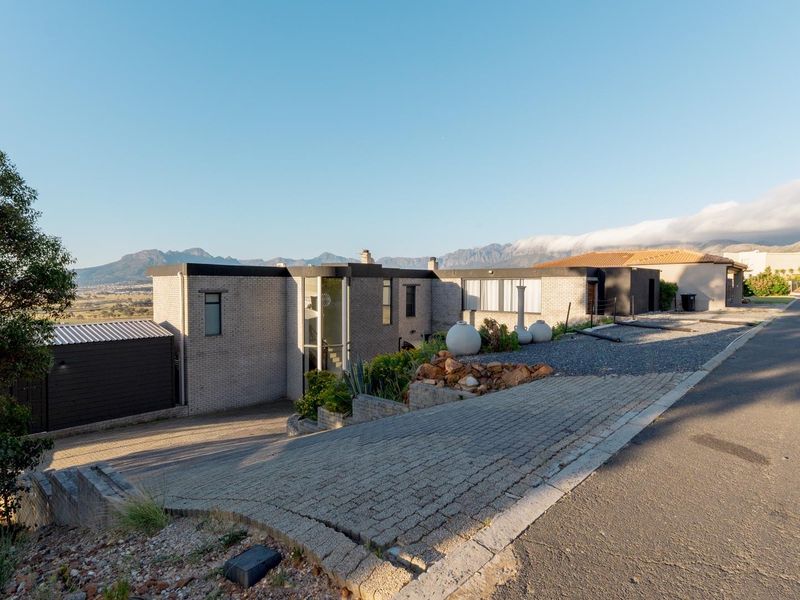 Exceptional 6-Bedroom Home with Breathtaking Views in Gordons Bay - Photo 2