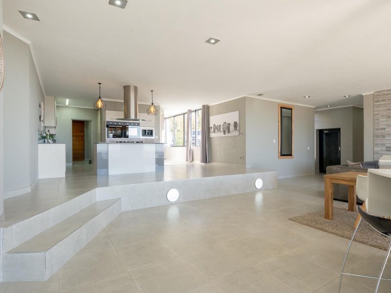 Exceptional 6-Bedroom Home with Breathtaking Views in Gordons Bay - Photo 9