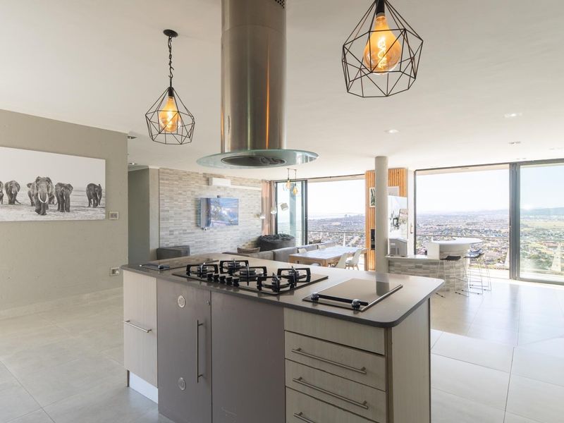 Exceptional 6-Bedroom Home with Breathtaking Views in Gordons Bay - Photo 7