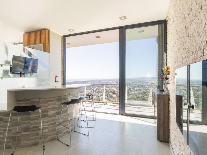Exceptional 6-Bedroom Home with Breathtaking Views in Gordons Bay - Photo 8