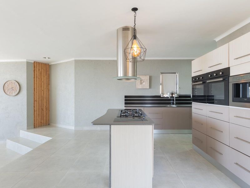 Exceptional 6-Bedroom Home with Breathtaking Views in Gordons Bay - Photo 6