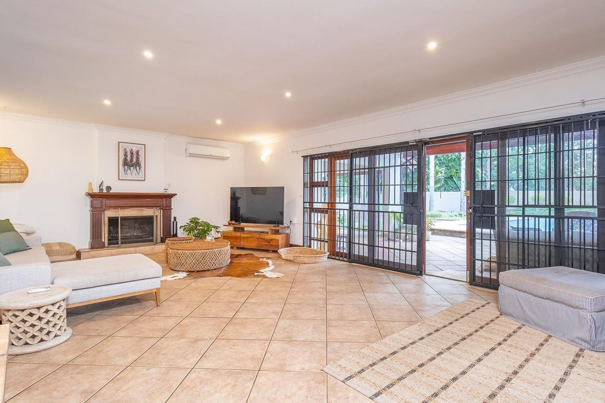 Elegant 5-Bedroom Family Home in Exclusive Security Enclosure - Photo 5