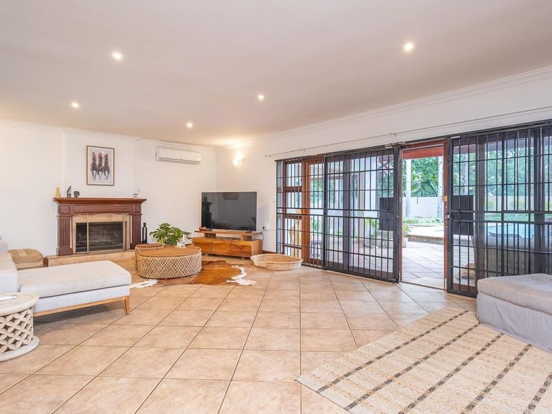 Elegant 5-Bedroom Family Home in Exclusive Security Enclosure - Photo 5