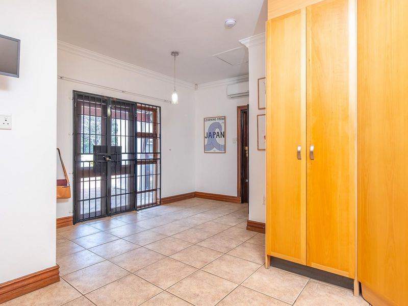 Elegant 5-Bedroom Family Home in Exclusive Security Enclosure - Photo 10