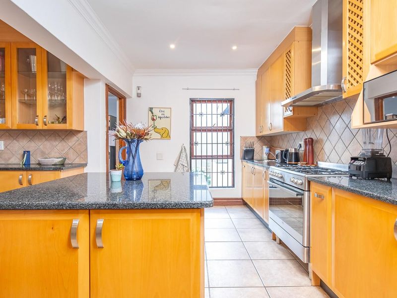 Elegant 5-Bedroom Family Home in Exclusive Security Enclosure - Photo 9