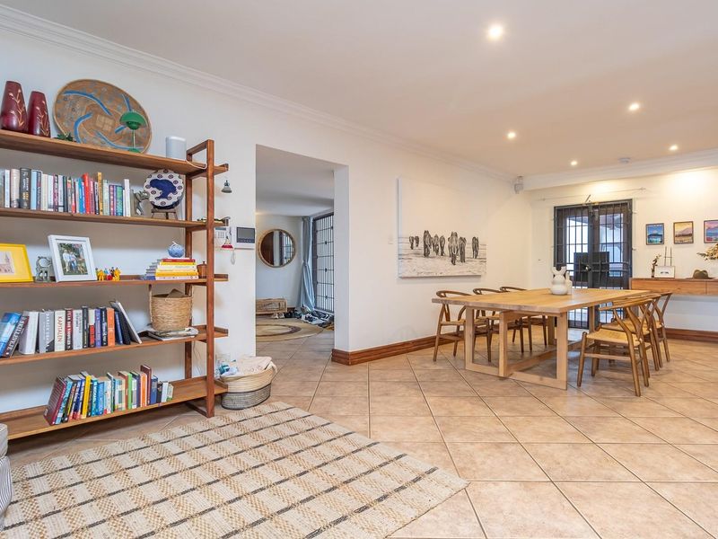 Elegant 5-Bedroom Family Home in Exclusive Security Enclosure - Photo 4