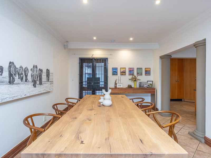 Elegant 5-Bedroom Family Home in Exclusive Security Enclosure - Photo 7