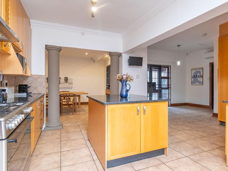 Elegant 5-Bedroom Family Home in Exclusive Security Enclosure - Photo 8