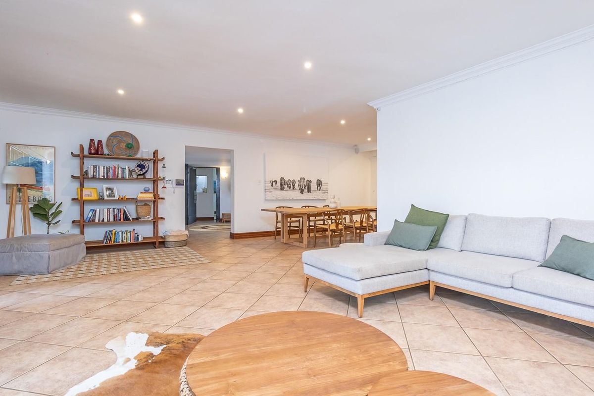 Elegant 5-Bedroom Family Home in Exclusive Security Enclosure - Photo 3