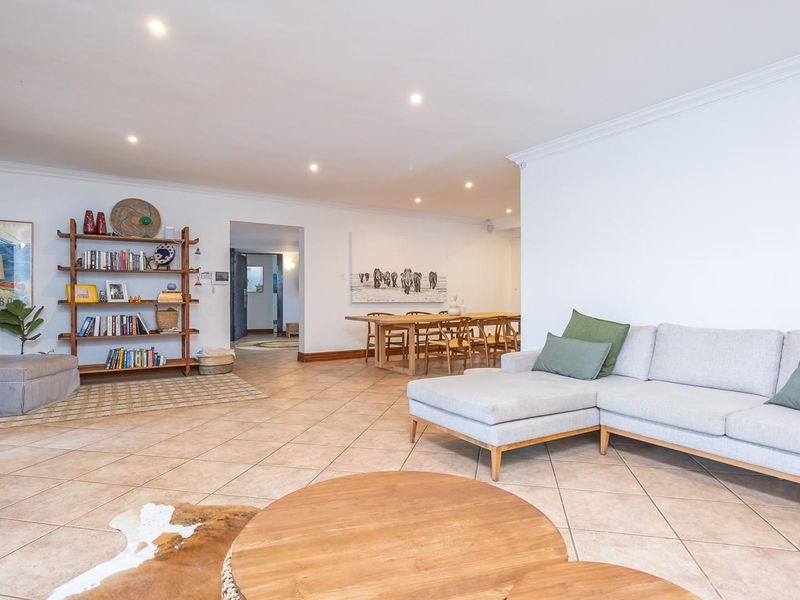 Elegant 5-Bedroom Family Home in Exclusive Security Enclosure - Photo 3