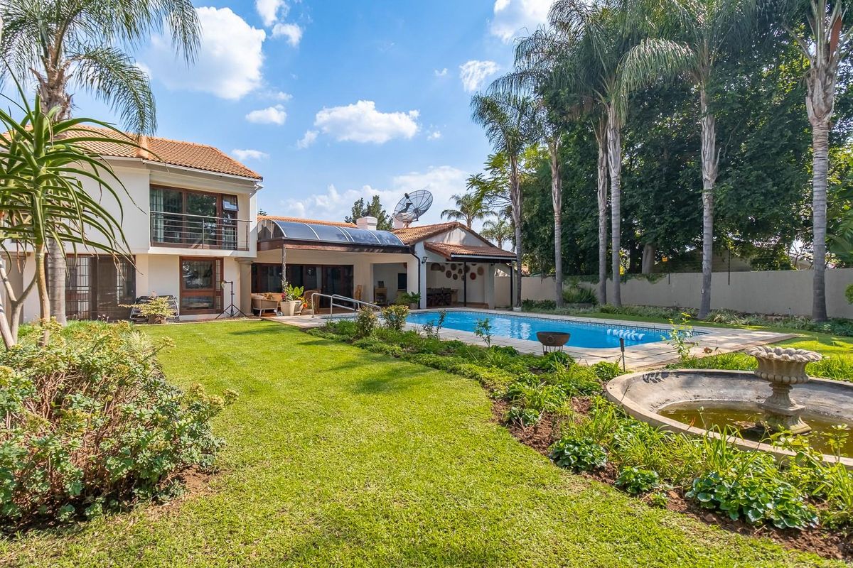 Elegant 5-Bedroom Family Home in Exclusive Security Enclosure - Photo 2