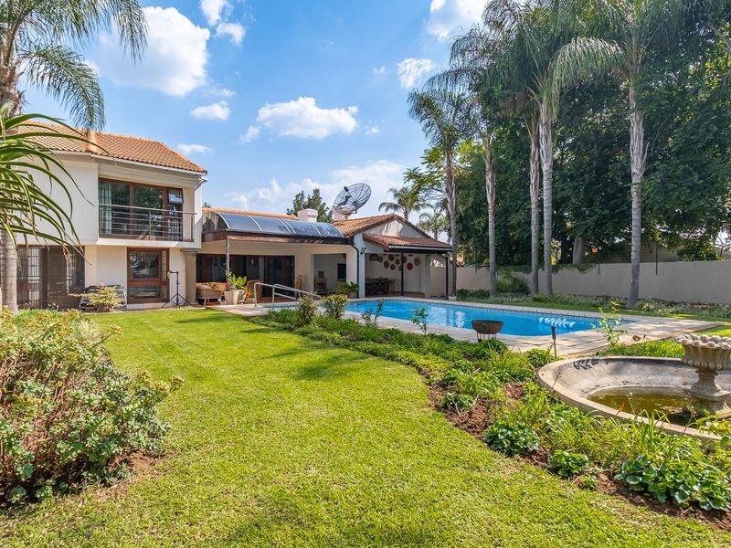 Elegant 5-Bedroom Family Home in Exclusive Security Enclosure - Photo 2