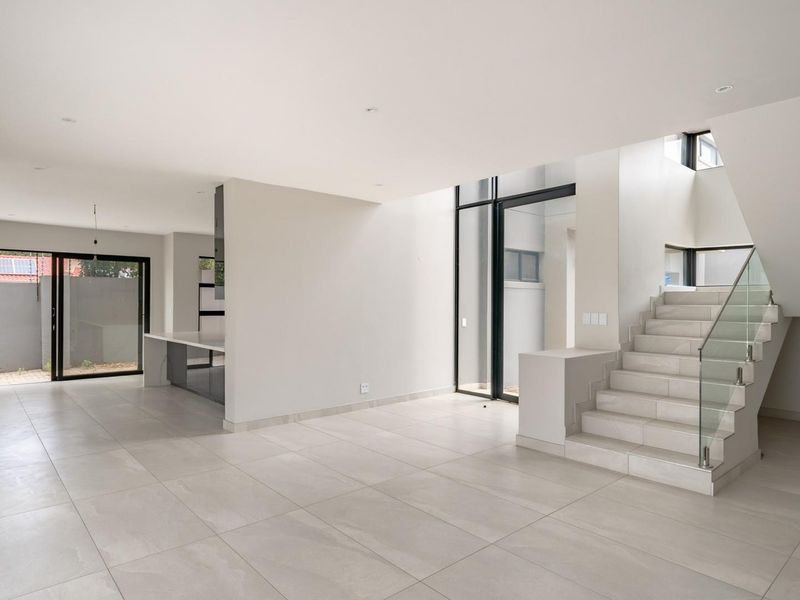 Exquisite Modern Luxury in the Heart of Bryanston - Photo 2