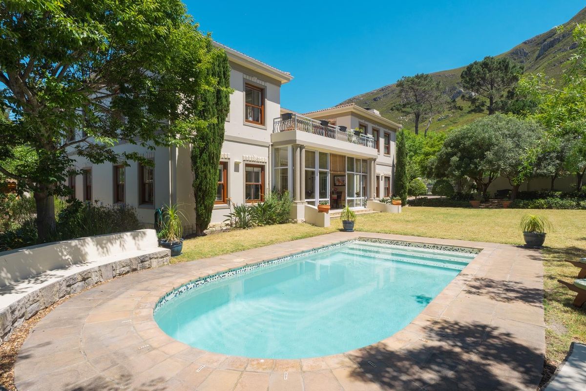 Where timeless elegance meets tranquil living in the heart of Hermanus Heights. - Photo 3