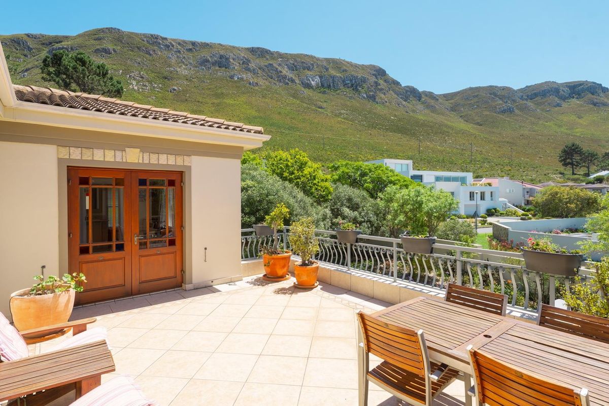 Where timeless elegance meets tranquil living in the heart of Hermanus Heights. - Photo 5